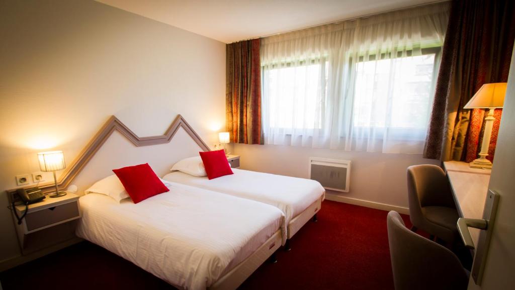 Postel nebo postele na pokoji v ubytování Hôtel Le Ménestrel