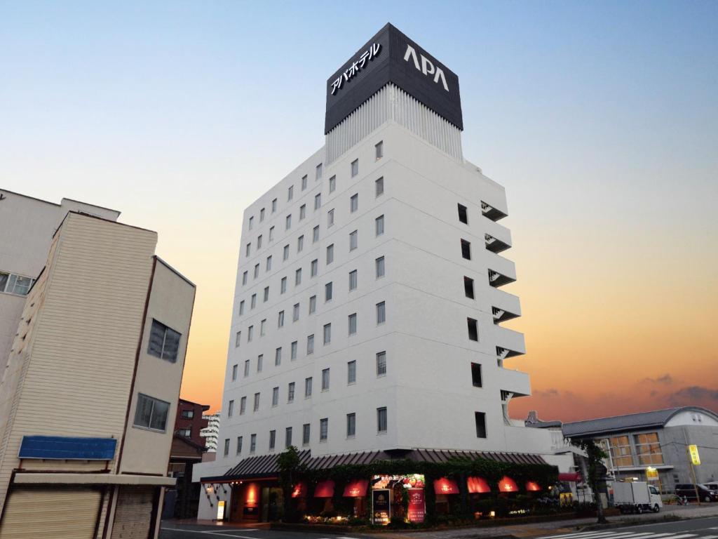 un edificio blanco con un cartel encima en APA Hotel Hamamatsu Eki Minami en Hamamatsu