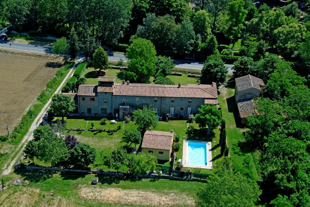 an aerial view of a large house with a yard at Il Gelso in Cortona