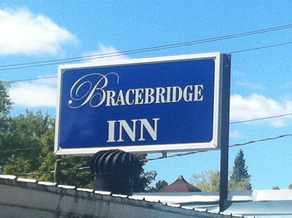ブレイスブリッジにあるBracebridge Innの理髪宿の青白の看板