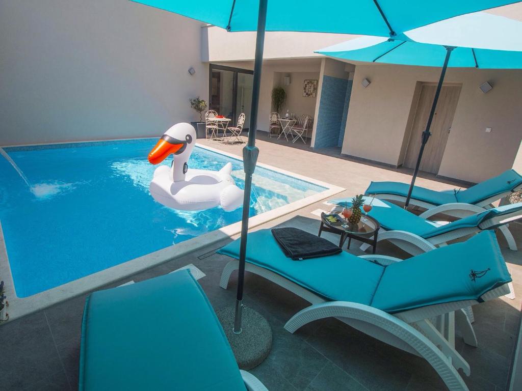 Bazén v ubytovaní Luxury Rooms Pino alebo v jeho blízkosti