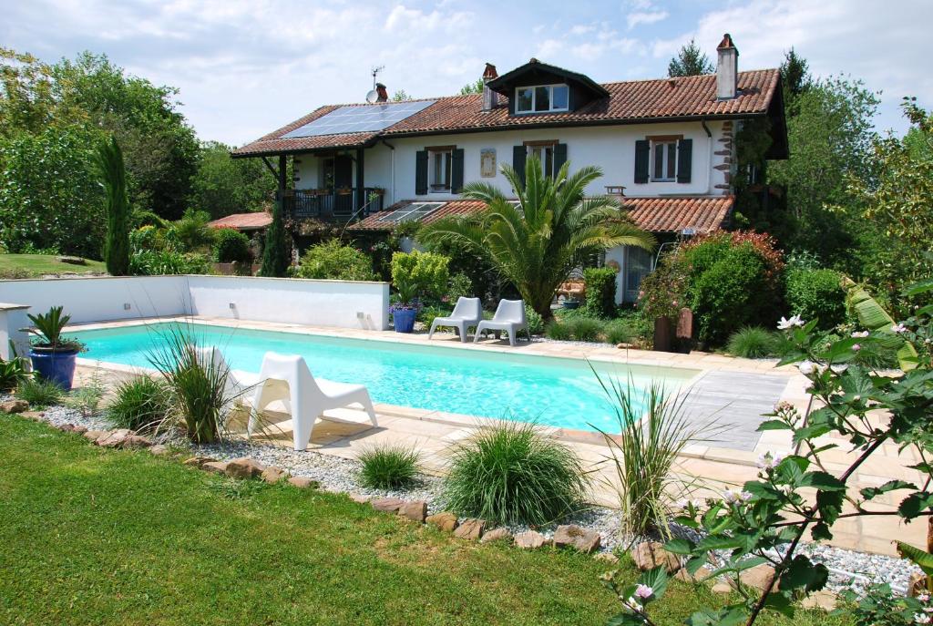 a house with a swimming pool in a yard at Maison Aretxola in Sare