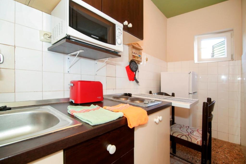 Kuchyňa alebo kuchynka v ubytovaní tiho's apartments
