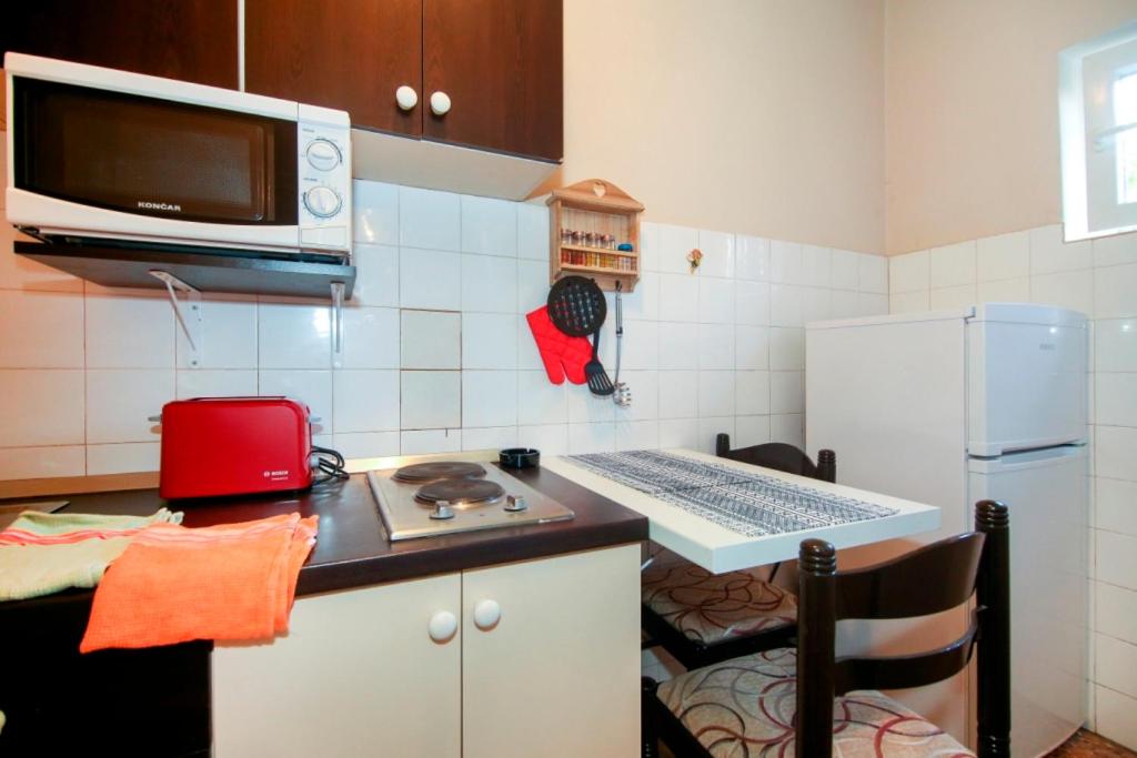 Kuchyňa alebo kuchynka v ubytovaní tiho's apartments
