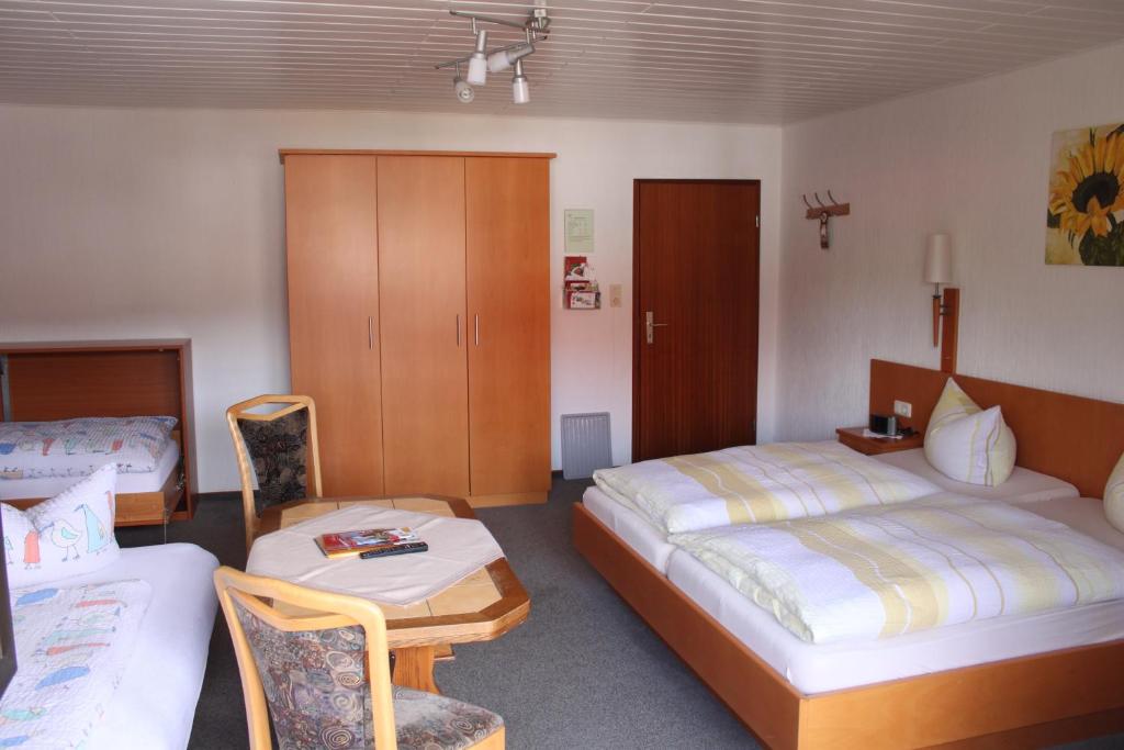 Postel nebo postele na pokoji v ubytování Landgasthof Hotel Sauer