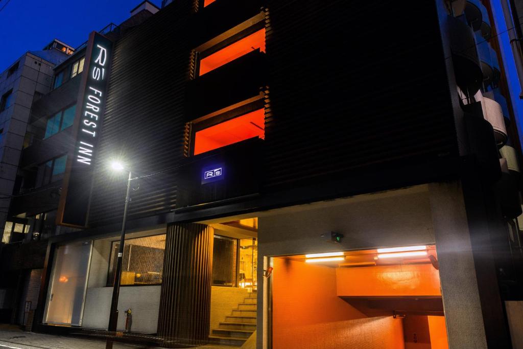 un edificio con un lampione davanti di R's Forest Inn a Kawasaki