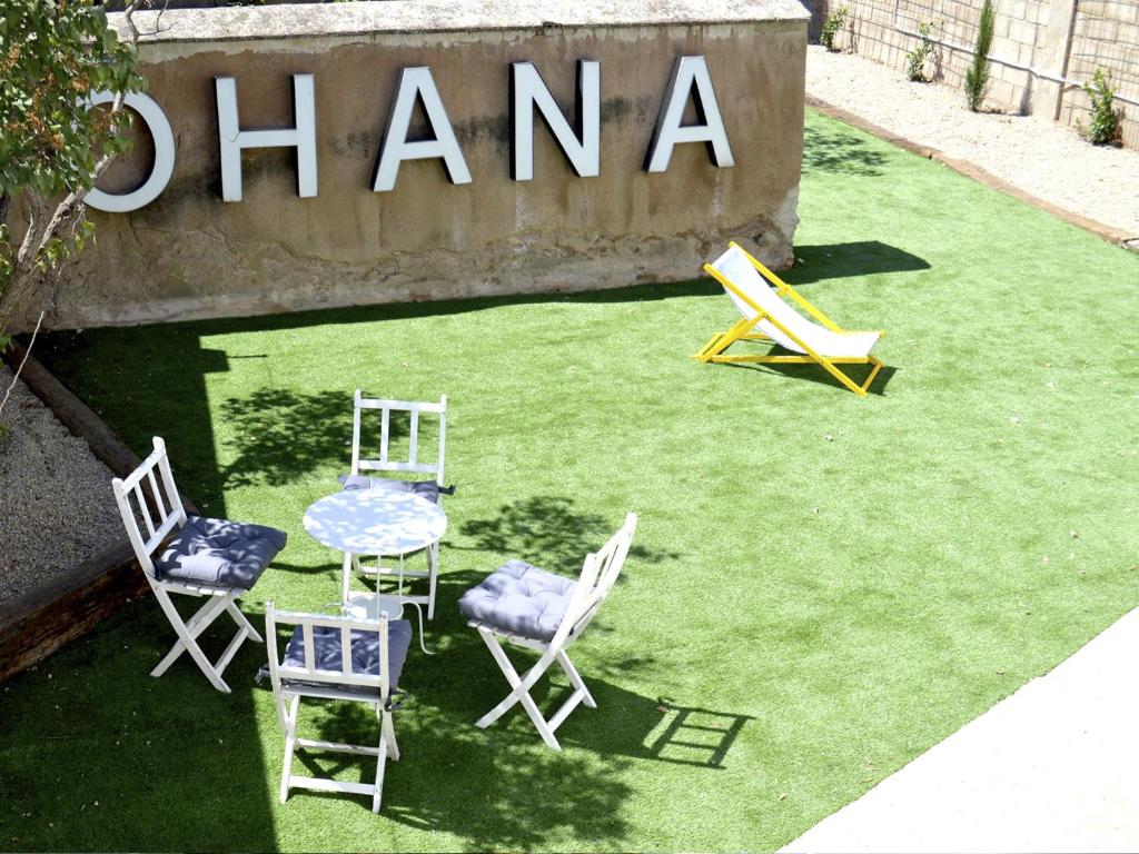 Ohana Apartamento Rural في Malón: مجموعة من الكراسي وطاولة على العشب