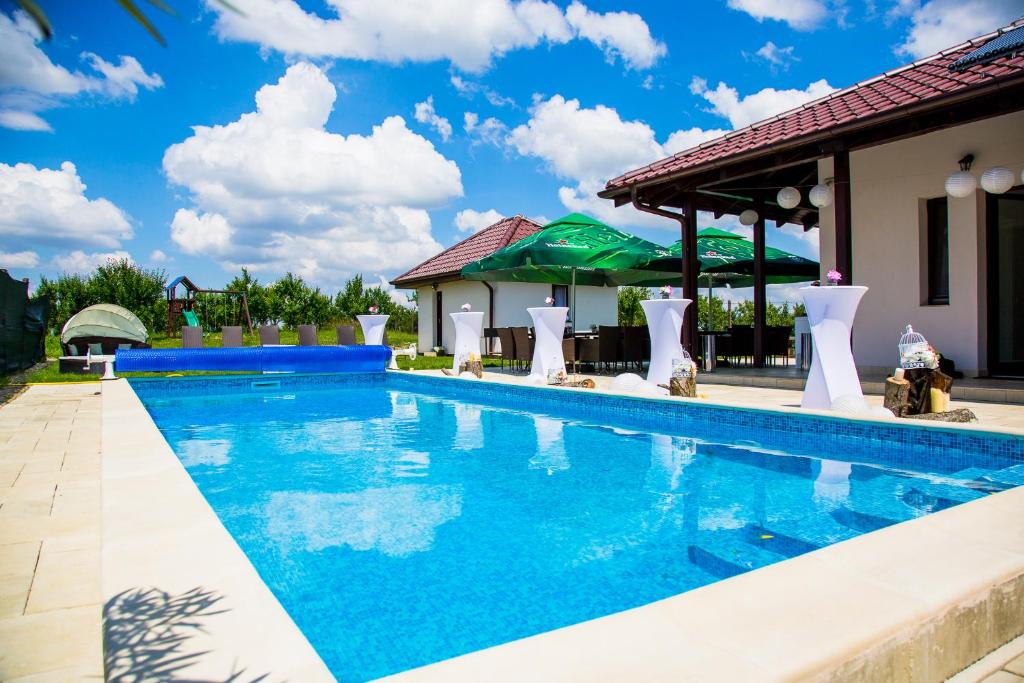 einen Pool in einem Resort mit blauem Wasser in der Unterkunft Pensiunea Primaverii in Satu Mare