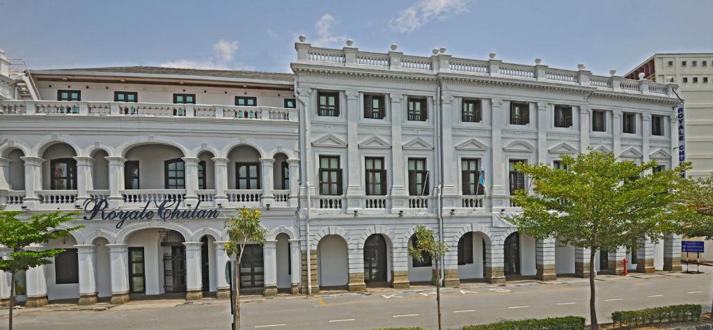 ein großes weißes Gebäude mit vielen Fenstern in der Unterkunft Royale Chulan Penang in George Town