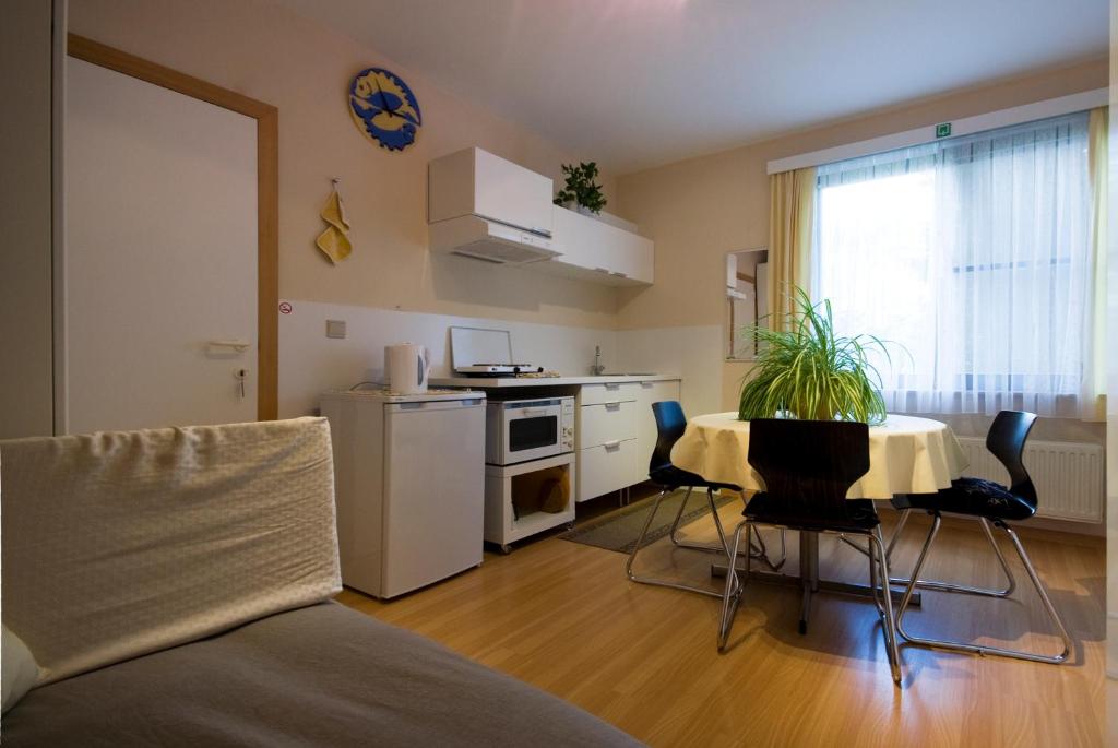 a living room with a table and a kitchen at aan de vaart in Mechelen