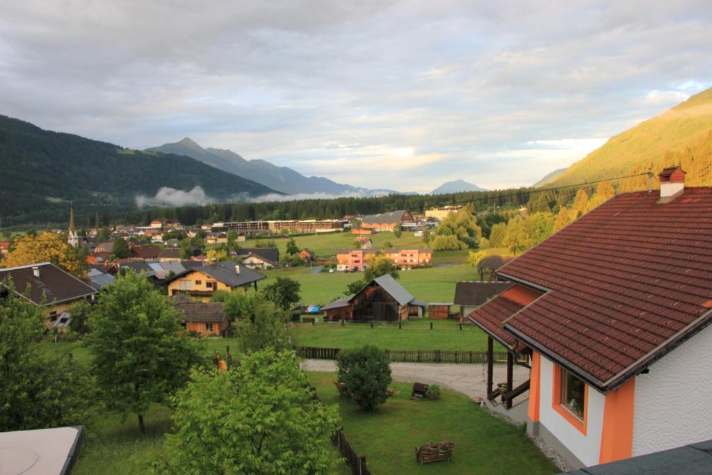 un piccolo villaggio in una valle con montagne di Apartment Warmuth a Tröpolach