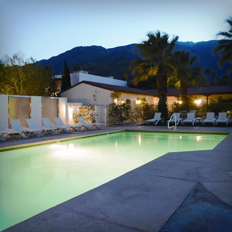 Bazén v ubytování Alcazar Palm Springs nebo v jeho okolí