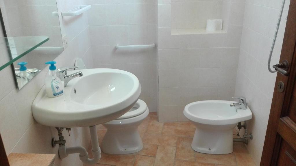 bagno bianco con lavandino e servizi igienici di Agriturismo Cerquaglia a Todi