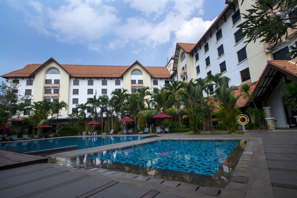 Bazén v ubytování Hotel Santika Cirebon nebo v jeho okolí