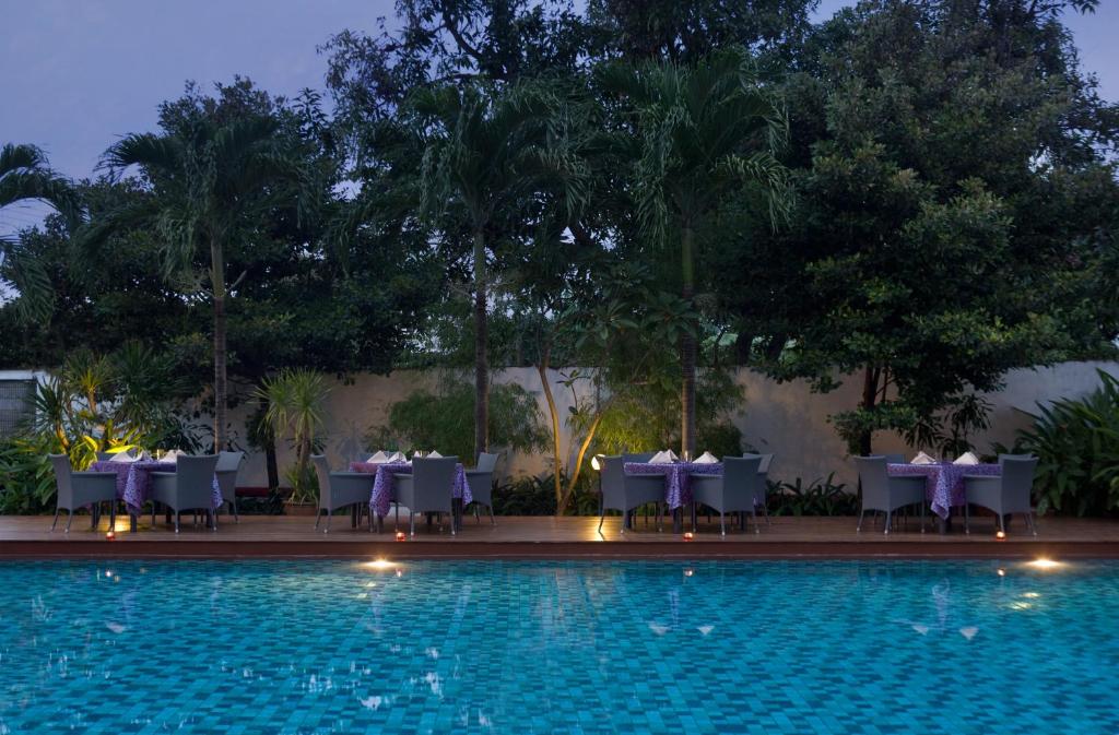 Bazén v ubytování Hotel Santika Cirebon nebo v jeho okolí