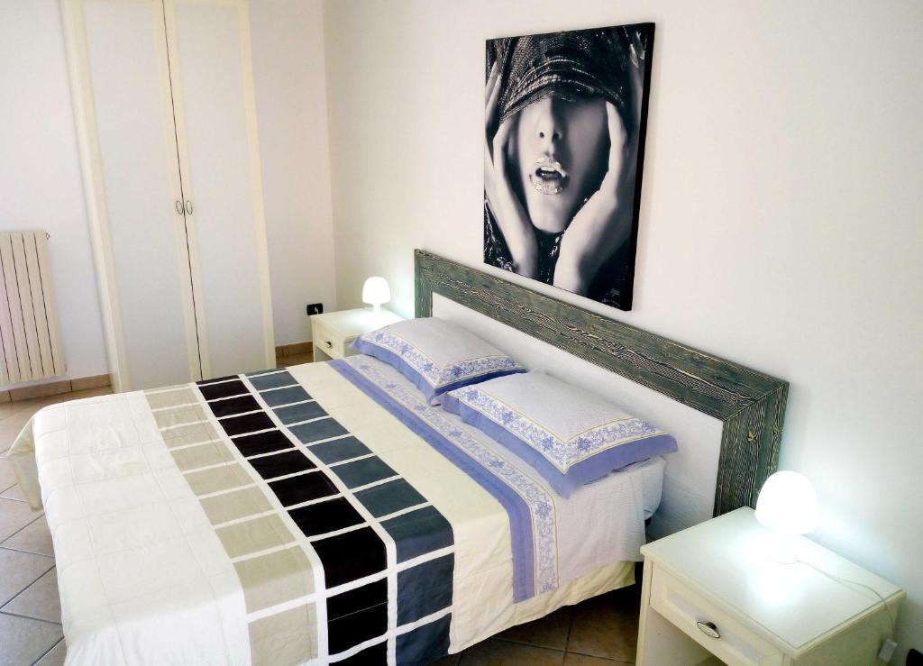een slaapkamer met een bed met een foto aan de muur bij Vittoria Resort Residence-B&B in Galatina
