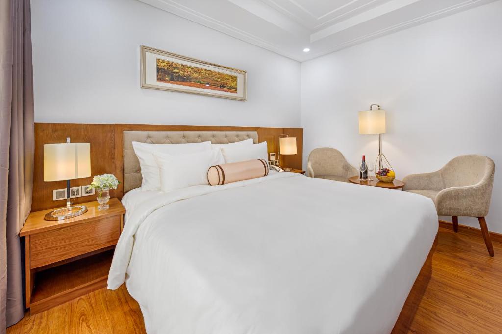 Deluxe King Room with Partial Sea View - High floor