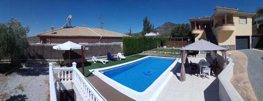 una piscina en el patio trasero de una casa en Casa Rural Mirador de la Sierra, en Huétor Santillán