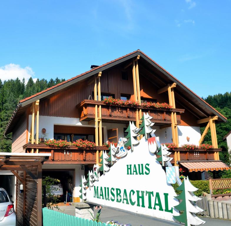 ein Gebäude mit einem Schild, das Hallen liest, war spektakulär in der Unterkunft Pension Mausbachtal in Warmensteinach