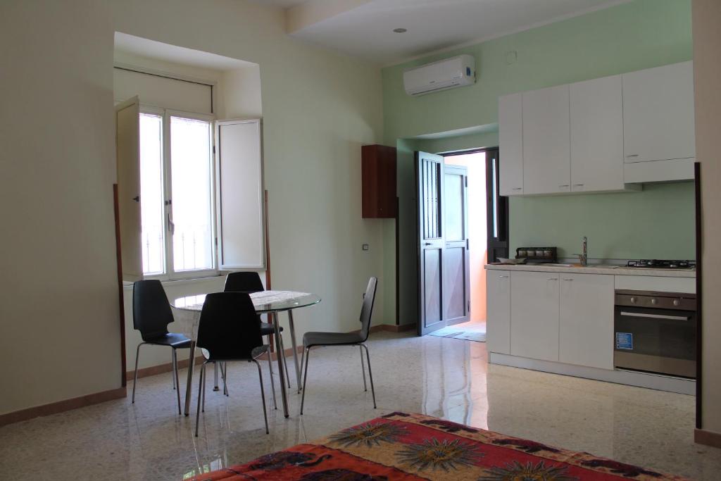 una cucina e una sala da pranzo con tavolo e sedie di AnVi Apartment a Pollena Trocchia