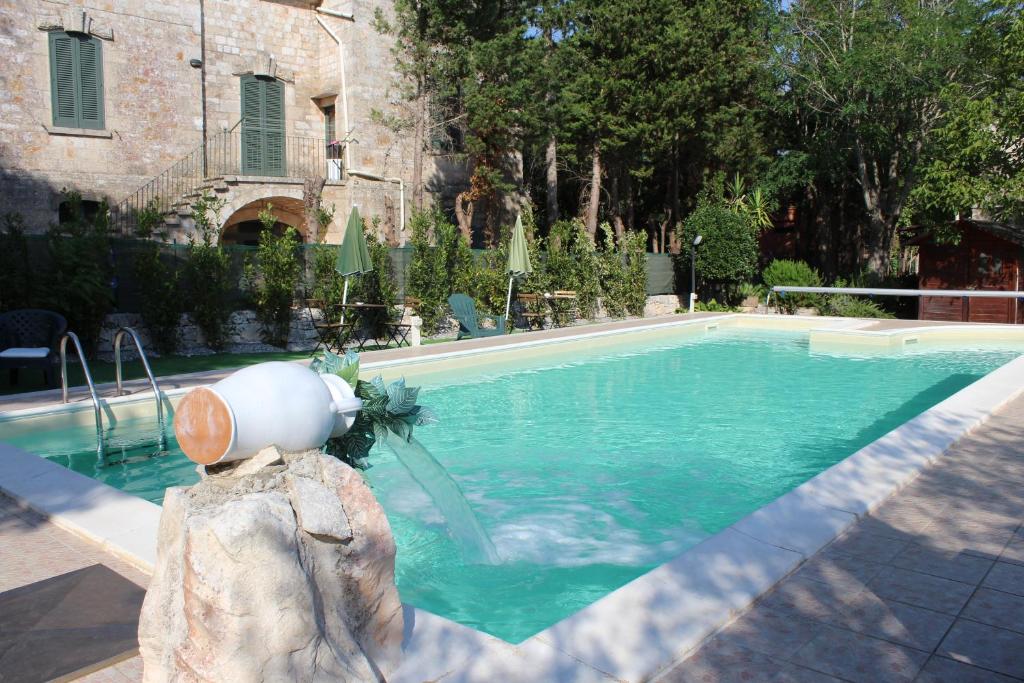 uma piscina em frente a um edifício em Domus Relax em Selva di Fasano