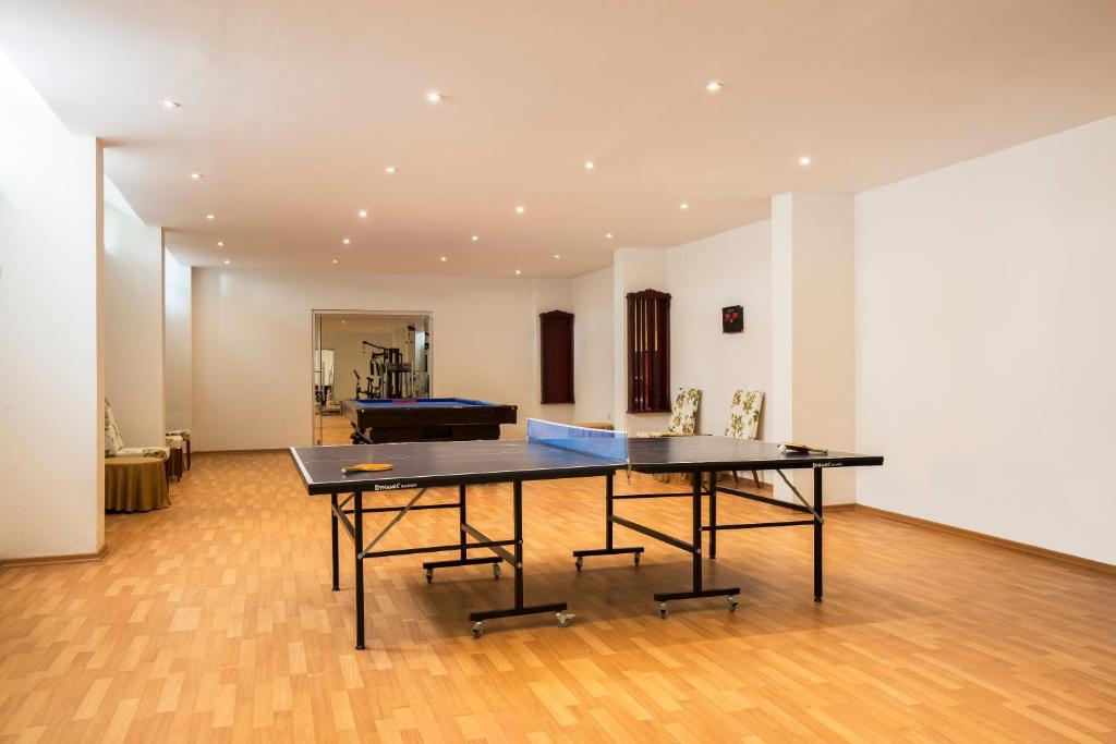 Stolní tenis v ubytování Lycus River Thermal Hotel nebo okolí
