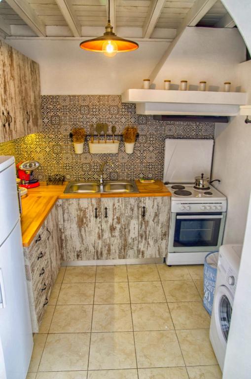 Kuchyň nebo kuchyňský kout v ubytování Lindos Tholos Villa