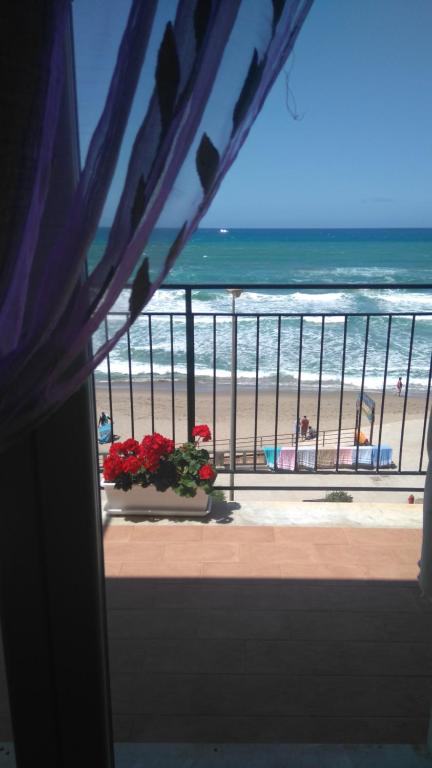 balcón con vistas a la playa y al océano en Casa Alba, en Cefalú