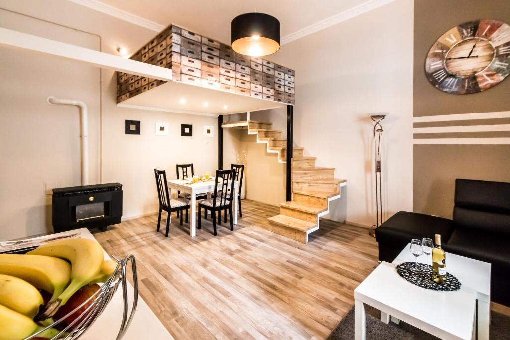 ブダペストにあるBpR Joker Apartmentのリビングルーム(階段、テーブル、椅子付)