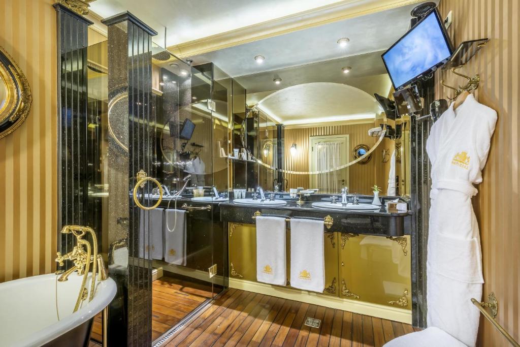 Imperial Hotel & Restaurant - Queen Suite