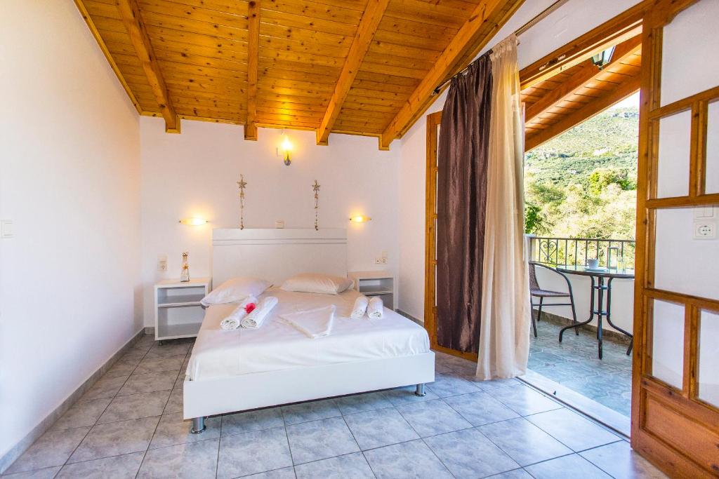 A bed or beds in a room at Dallas Valtos Studios