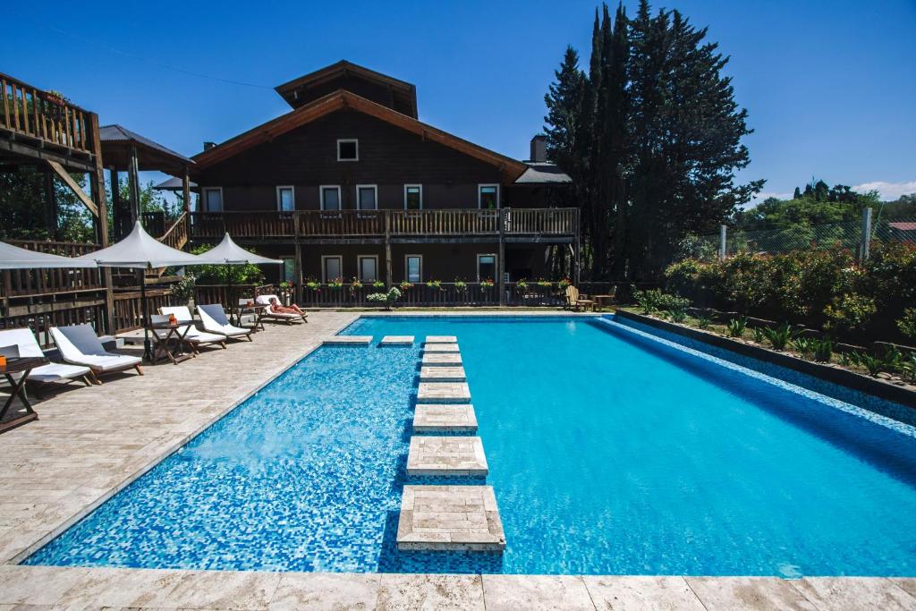Bazén v ubytování BlackStone Apart Boutique Hotel nebo v jeho okolí