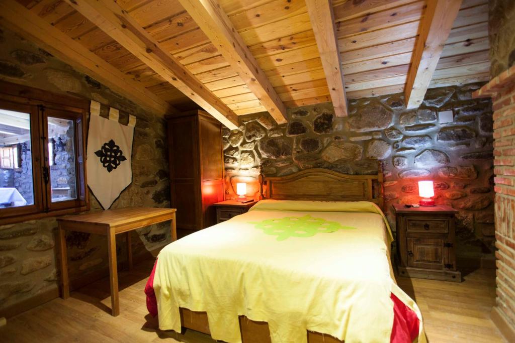 Postel nebo postele na pokoji v ubytování Castillo de Añón de Moncayo