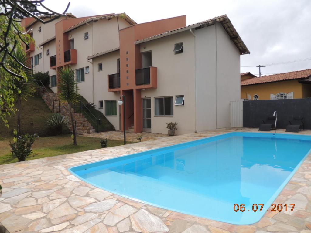 una gran piscina frente a una casa en Pousada Vila Real Flats, en Ouro Preto