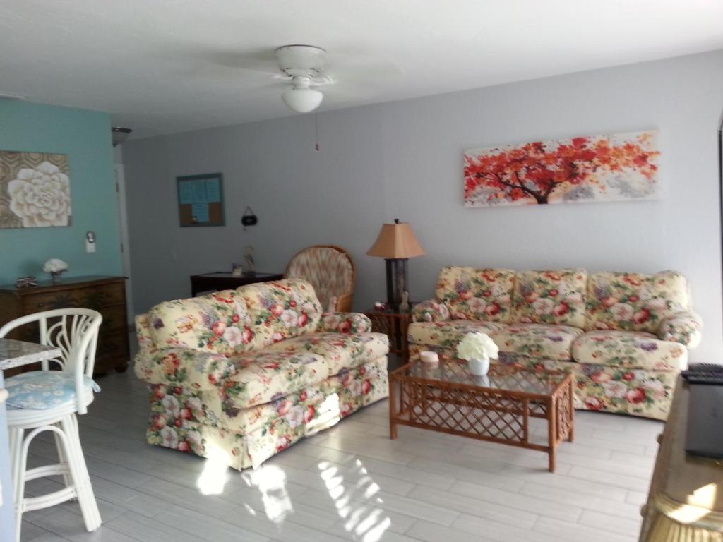 uma sala de estar com dois sofás e uma mesa em 1+1 Large condo Sarasota em Sarasota