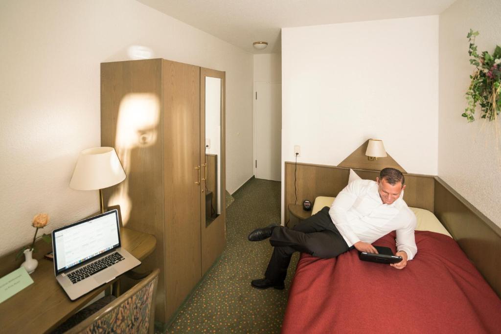 Das FRITZ Hotel Schwerin schöne Lage im Grünen mit regionaler Küche kostenfreien Parkplätzen und E Ladestation - Single Room