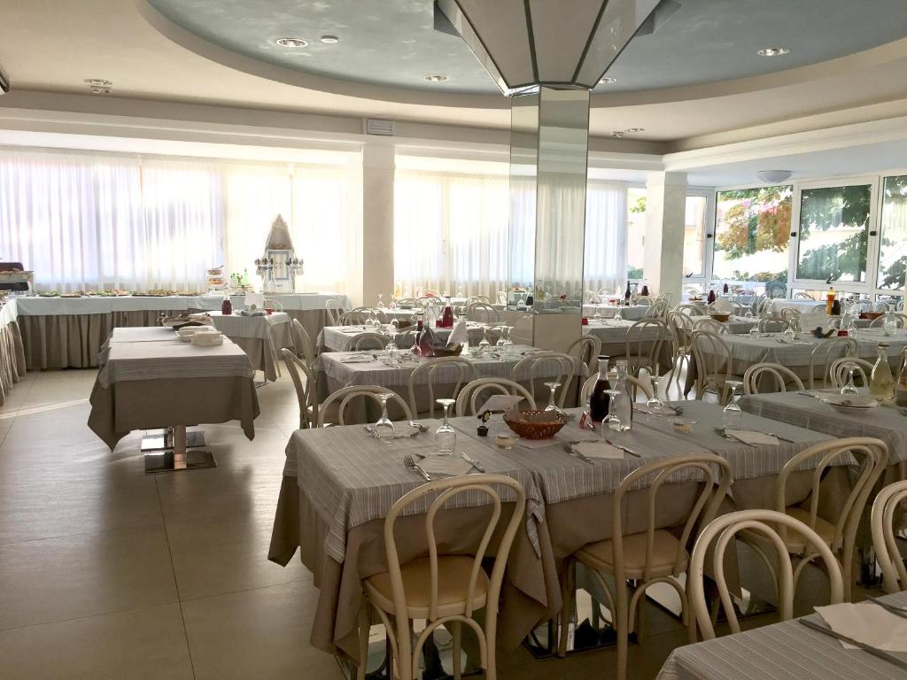 Restaurace v ubytování Hotel Monica