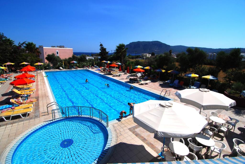 Bazén v ubytování Chrysoula Hotel nebo v jeho okolí