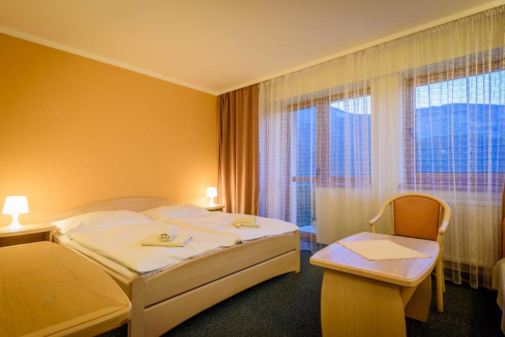Postel nebo postele na pokoji v ubytování Hotel Boboty