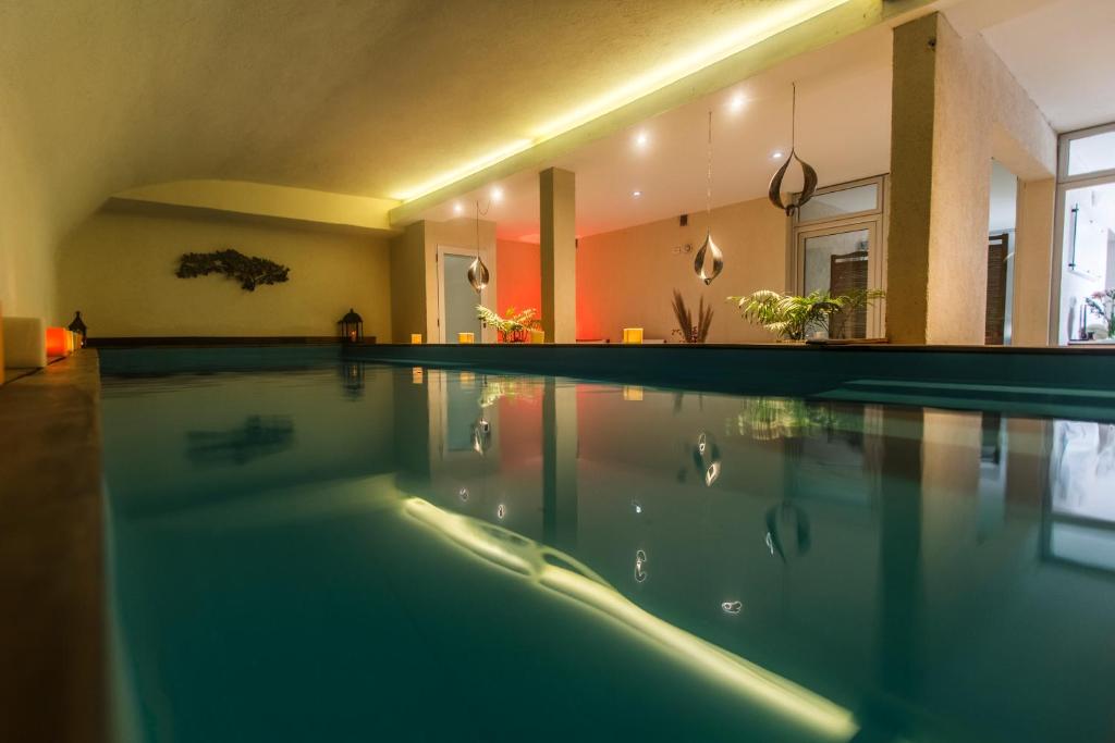 Bazén v ubytování BlackStone Apart Boutique Hotel nebo v jeho okolí