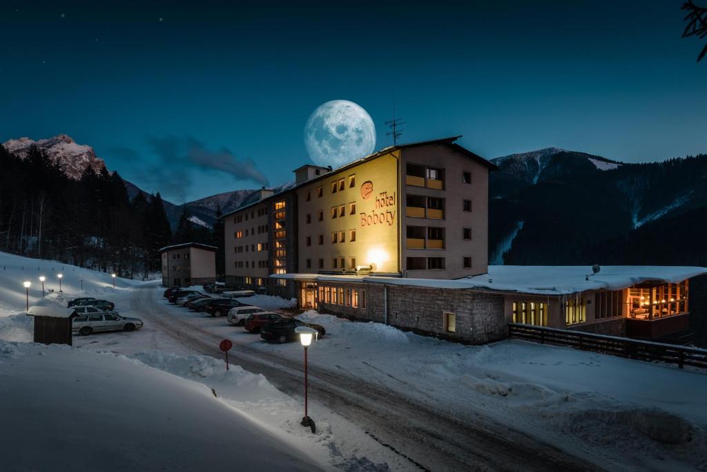 Nespecifikovaný výhled na hory nebo výhled na hory při pohledu z hotelu