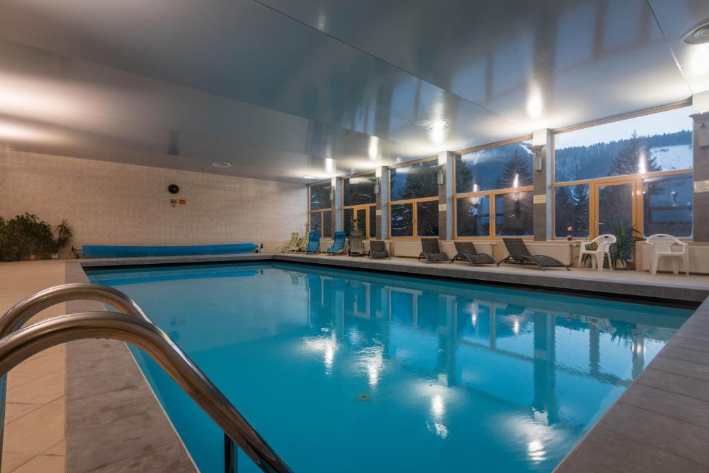 Bazén v ubytování Hotel Boboty nebo v jeho okolí