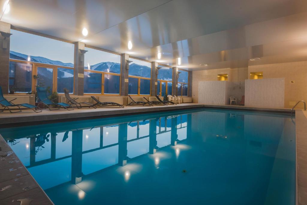 Bazén v ubytování Hotel Boboty nebo v jeho okolí