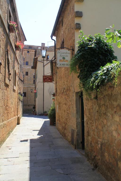 The surrounding neighborhood or a neighborhood close to a vendégházakat