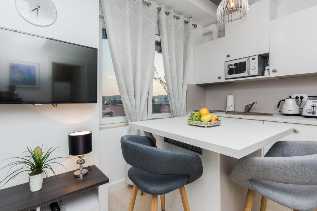 Kuchyň nebo kuchyňský kout v ubytování City Colours Apartment