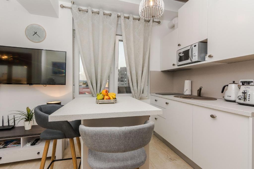 Kuchyň nebo kuchyňský kout v ubytování City Colours Apartment