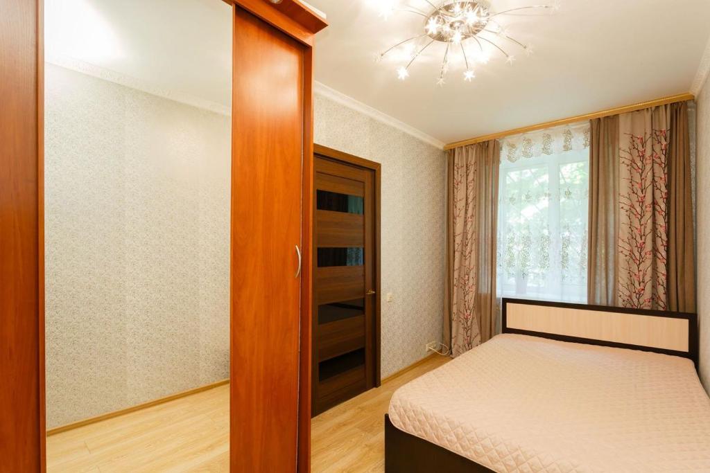  Кровать или кровати в номере Business Brusnika Comfort Class Apartment Nagornaya 