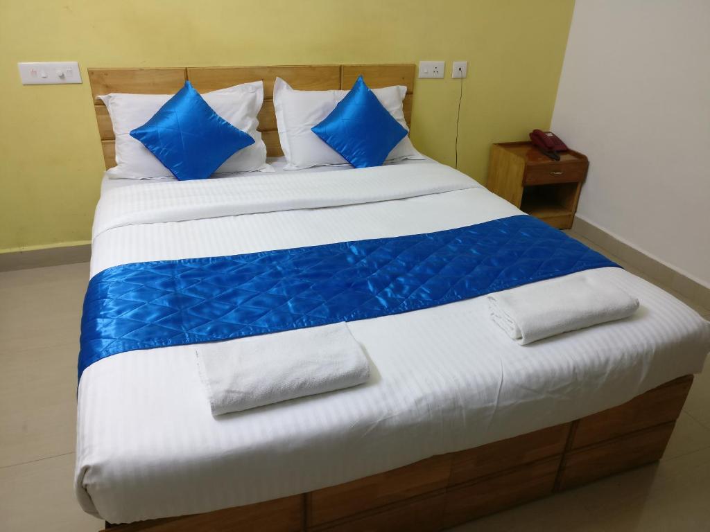Postel nebo postele na pokoji v ubytování A V Residency