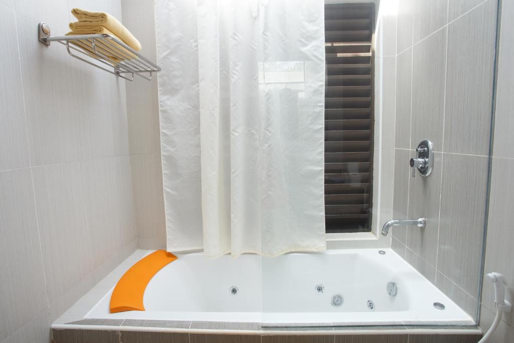 Embudu Village Maldives - 11