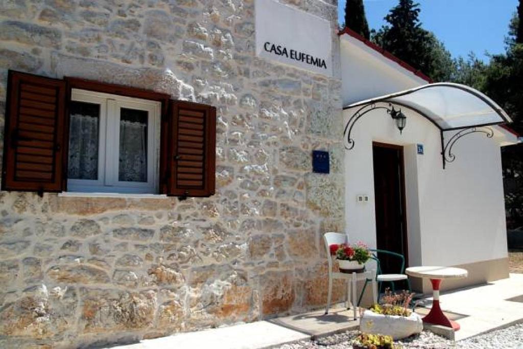 a stone building with a window and a door at Casa Eufemia in Marasi